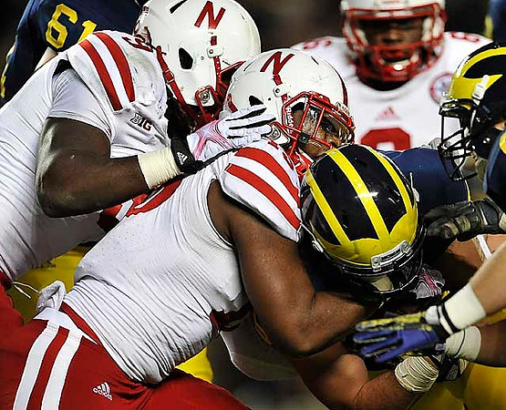 Graham Glasgow (61) and Devin Gardner (98)
