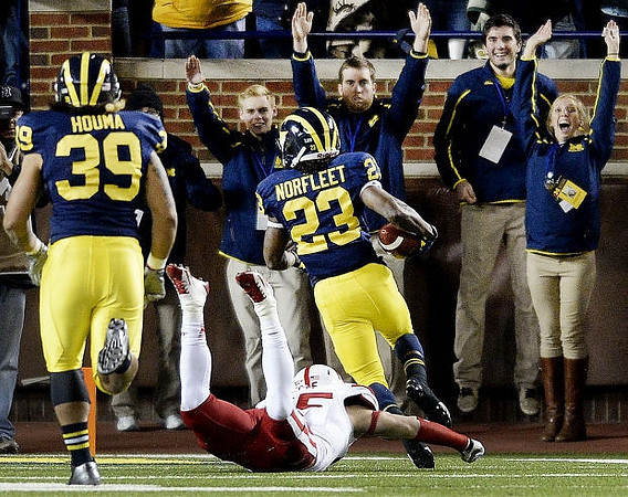 Sione Houma (39) and Dennis Norfleet (23)