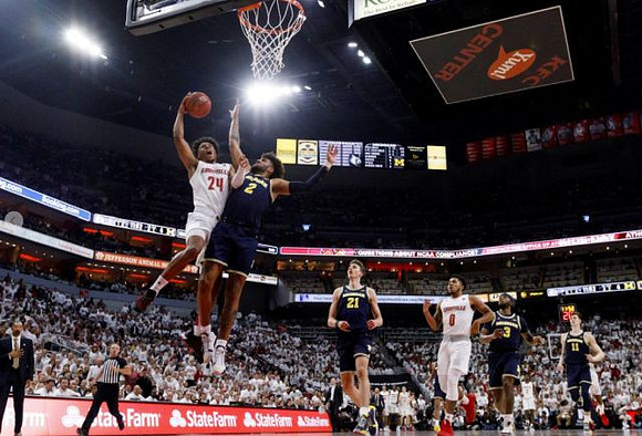 Juwan Howard, Isaiah Livers (2), Franz Wagner (21), Zavier Simpson (3), and Colin Castleton (11)