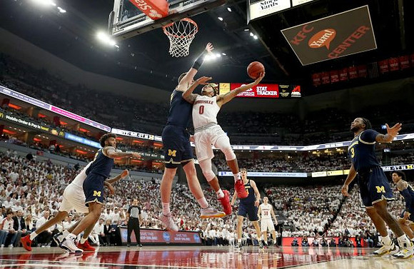 Isaiah Livers (2), Jon Teske (15), Franz Wagner (21), Zavier Simpson (3), and Eli Brooks (55)