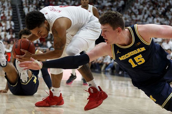Isaiah Livers (2) and Jon Teske (15)