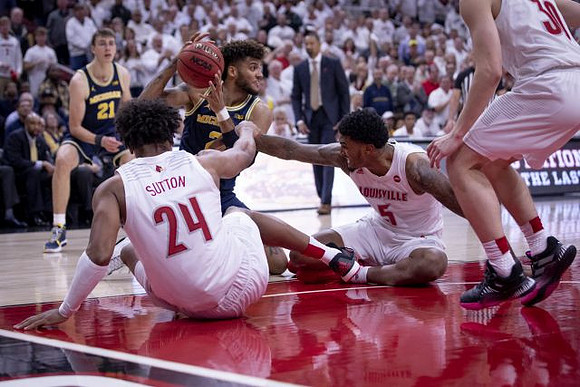 Franz Wagner (21), Isaiah Livers (2), and Juwan Howard