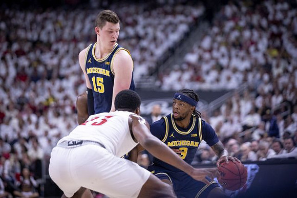 Jon Teske (15) and Zavier Simpson (3)