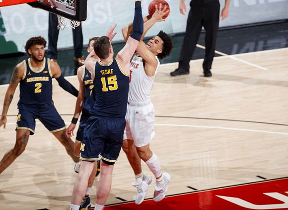 Isaiah Livers (2), Franz Wagner (21), and Jon Teske (15)