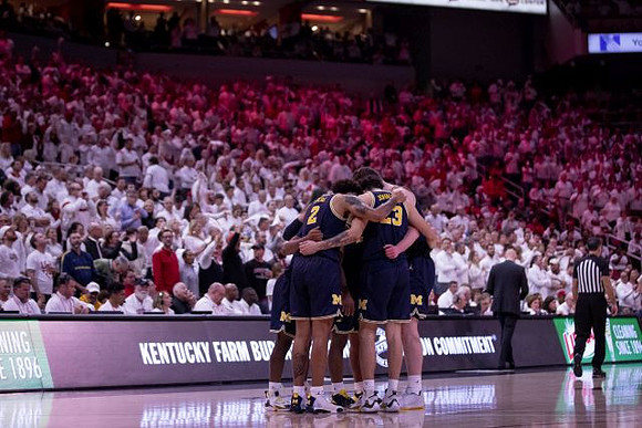 Isaiah Livers (2) and Brandon Johns Jr. (23)