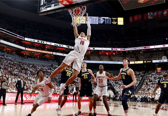 Juwan Howard, Eli Brooks (55), Franz Wagner (21), Colin Castleton (11), and Zavier Simpson (3)