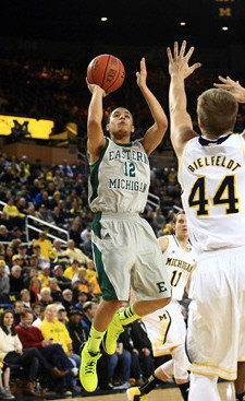 Max Bielfeldt (44) and Nik Stauskas (11)