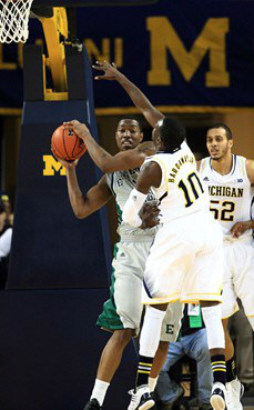 Tim Hardaway Jr. (10) and Jordan Morgan (52)