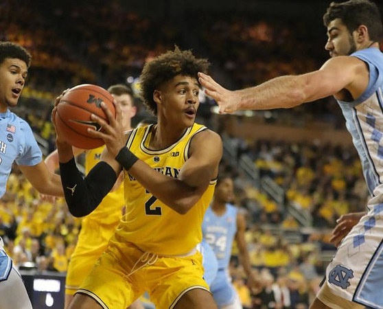 Jordan Poole (2) and Jon Teske (15)