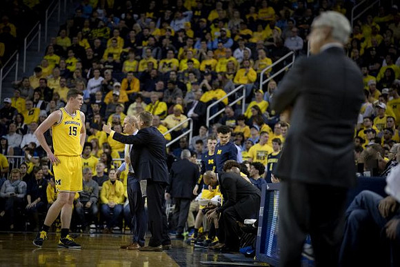 Jon Teske (15), John Beilein, Luke Yaklich, and North Carolina Head Coach Roy Williams