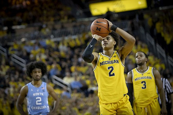 Jordan Poole (2) and Zavier Simpson (3)