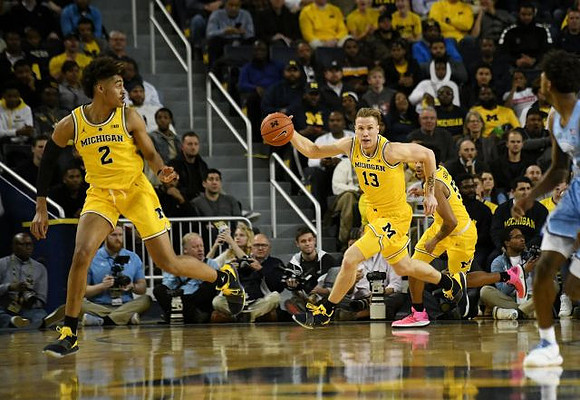 Jordan Poole (2), Ignas Brazdeikis (13), and Eli Brooks (55)