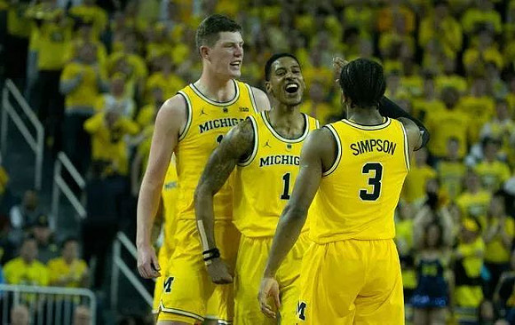 Jon Teske (15), Charles Matthews (1), and Zavier Simpson (3)