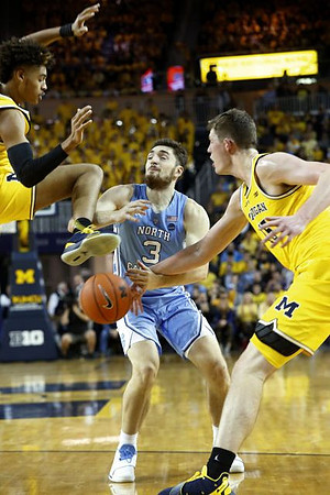 Jordan Poole (2) and Jon Teske (15)