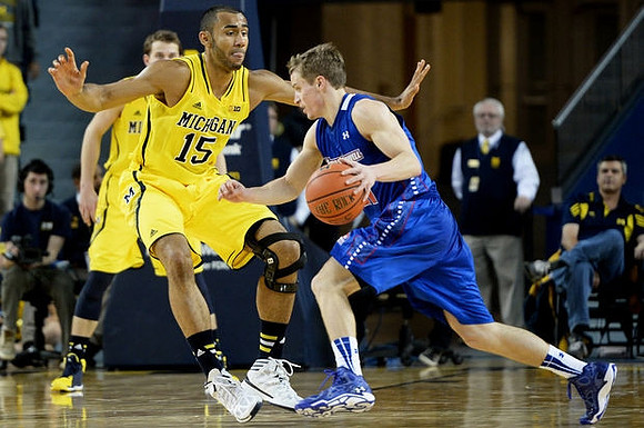 Jon Horford (15) and Nik Stauskas (11)