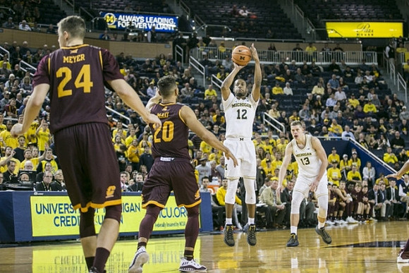 Muhammad-Ali Abdur-Rahkman (12) and Moritz Wagner (13)