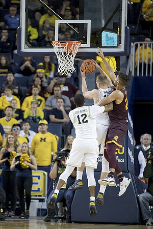 Muhammad-Ali Abdur-Rahkman (12) and Moritz Wagner (13)