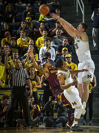 Jaaron Simmons (5) and Jon Teske (15)