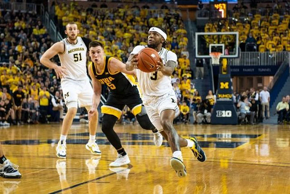 Austin Davis (51) and Zavier Simpson (3)