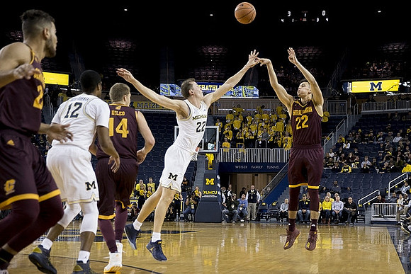 Muhammad-Ali Abdur-Rahkman (12) and Duncan Robinson (22)