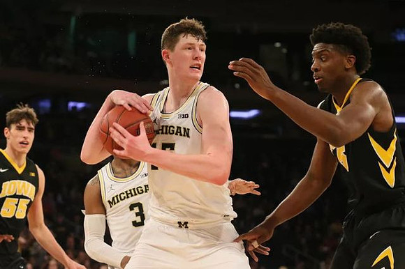 Jon Teske (15) and Zavier Simpson (3)