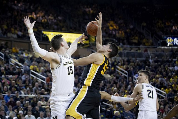 Jon Teske (15) and Franz Wagner (21)