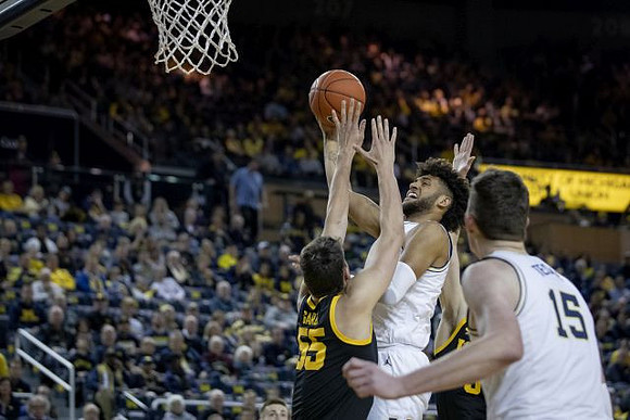 Isaiah Livers (2) and Jon Teske (15)