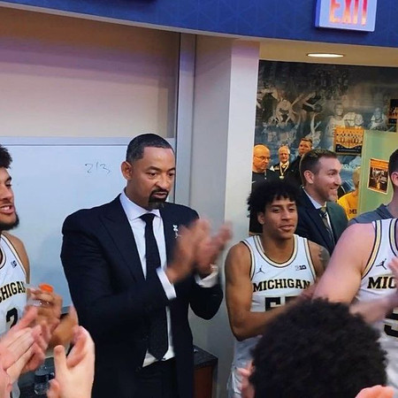 Isaiah Livers (2), Juwan Howard, Eli Brooks (55), and Jon Sanderson