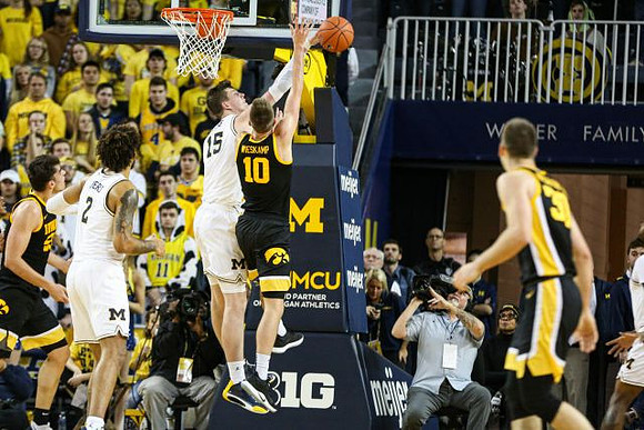 Isaiah Livers (2) and Jon Teske (15)