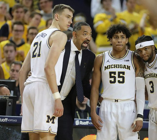 Franz Wagner (21), Juwan Howard, Eli Brooks (55), and Zavier Simpson (3)