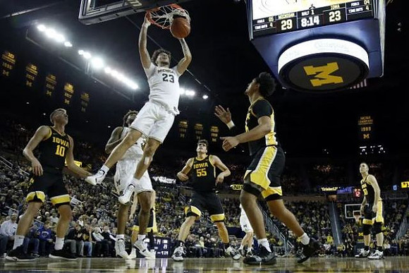 Brandon Johns Jr. (23) and Isaiah Livers (2)