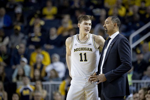 Colin Castleton (11) and Juwan Howard