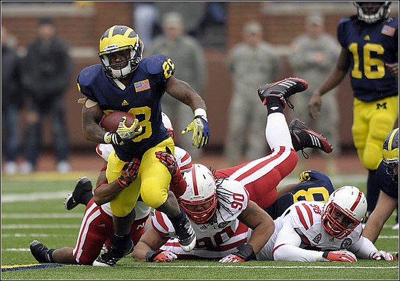 Fitzgerald Toussaint (28), Kevin Koger (86),  and Denard Robinson (16)