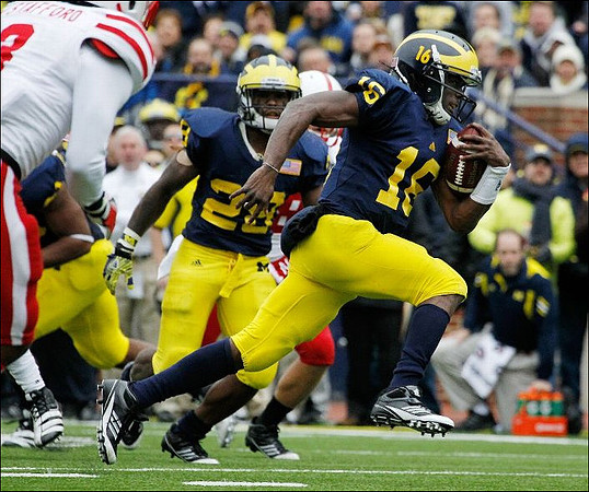 Fitzgerald Toussaint (28) and Denard Robinson (16)