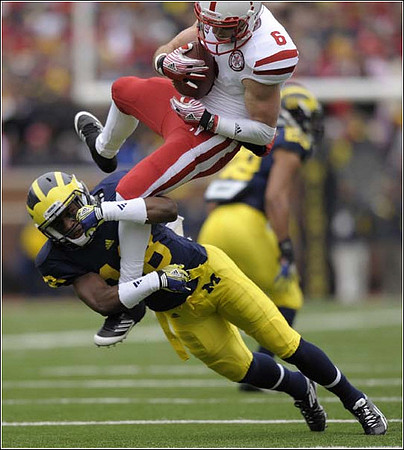 Blake Countess (18) and Troy Woolfolk (29)