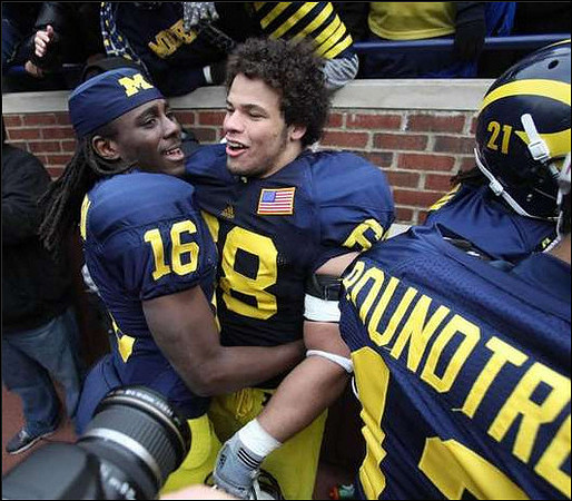 Denard Robinson (16), Mike Martin (68), Junior Hemingway (21), and Roy Roundtree (12)