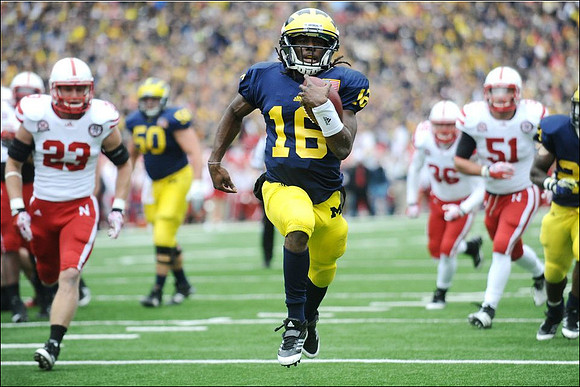 David Molk (50) and Denard Robinson (16)