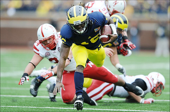 Denard Robinson (16) and David Molk (50)