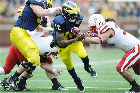 David Molk (50) and Denard Robinson (16)