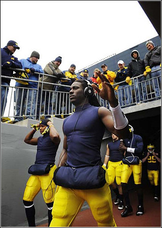 Jeremy Gallon (10) and Denard Robinson (16)