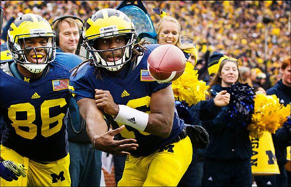 Kevin Koger (86) and Denard Robinson (16)