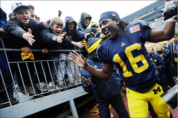 Denard Robinson (16)