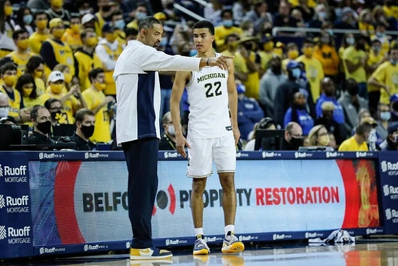 Juwan Howard and Caleb Houstan (22)