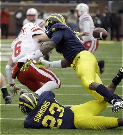 Floyd Simmons (23) and Cameron Gordon (4)