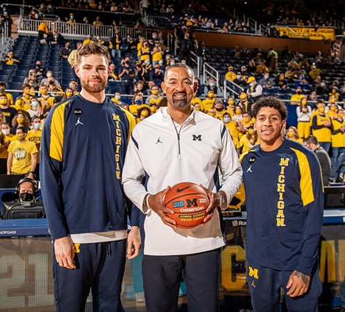 Hunter Dickinson (1), Juwan Howard, and Eli Brooks (55)