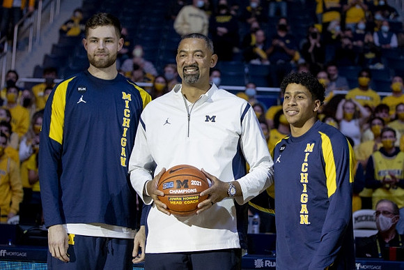 Hunter Dickinson (1), Juwan Howard, and Eli Brooks (55)