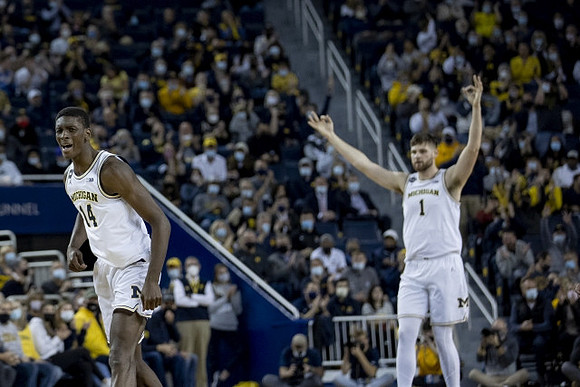 Moussa Diabate (14) and Hunter Dickinson (1)