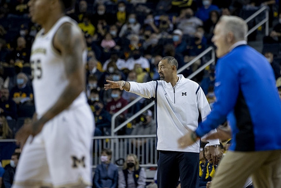 Eli Brooks (55), Juwan Howard, and Buffalo Head Coach Jim Whitesell