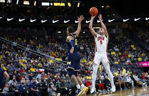 DeVante' Jones (12)