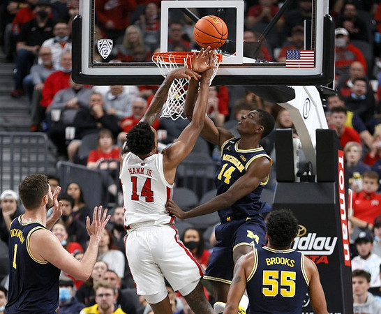 Hunter Dickinson (1), Moussa Diabate (14), and Eli Brooks (55)